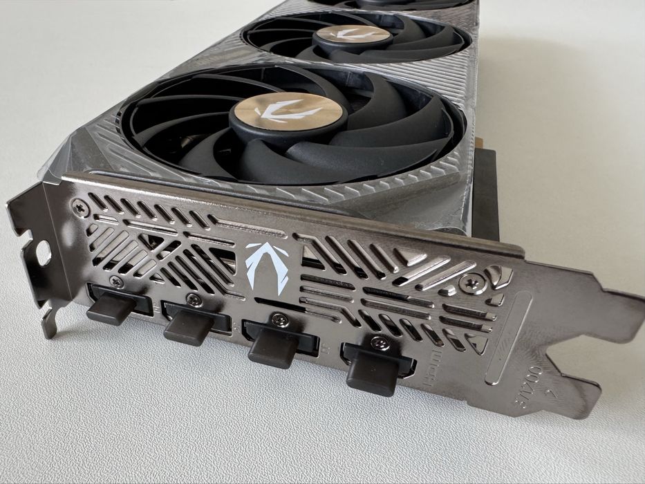 Placa Video ZOTAC GAMING GeForce RTX 5070 Ti solid sff OC 16 GB GDDR7