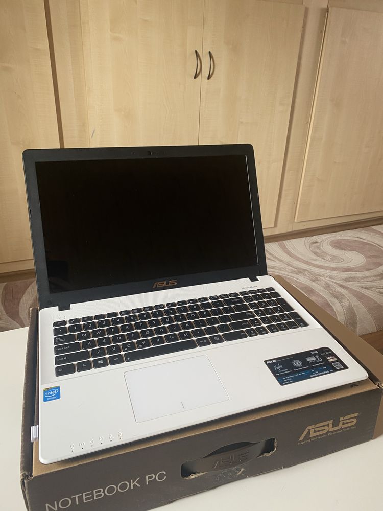 Vand Laptop Asus X550C