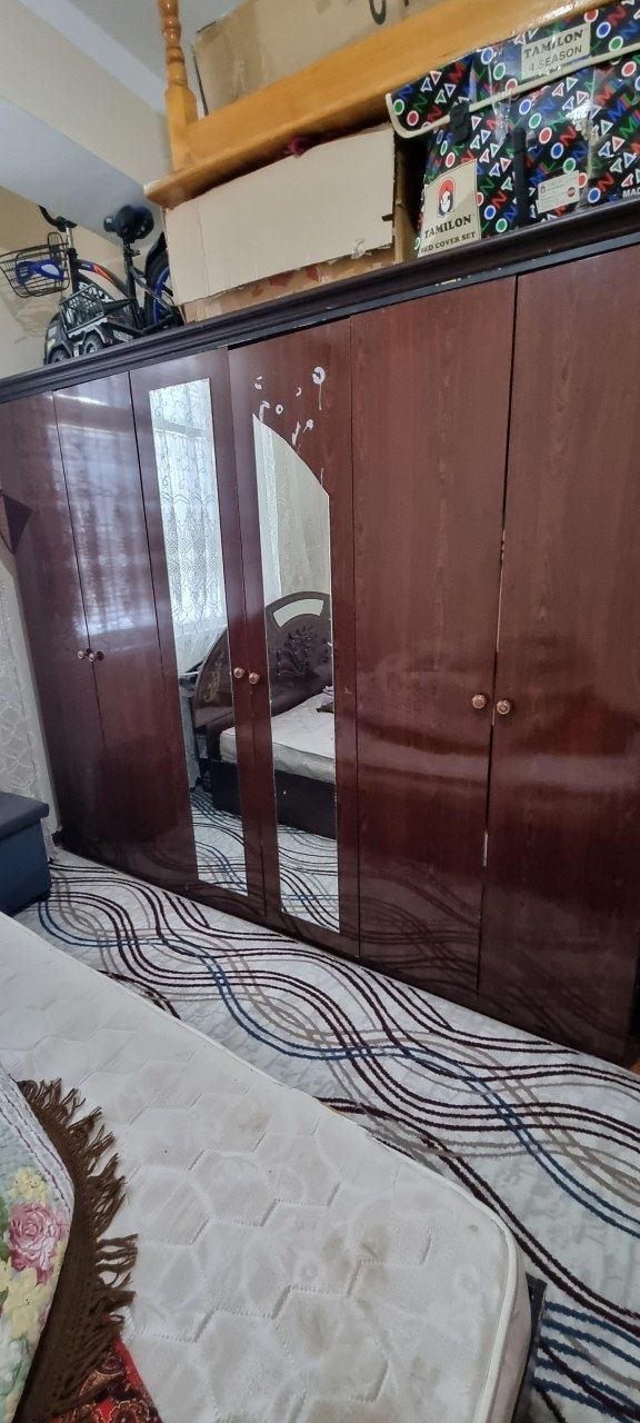 Spalniy, shifaner va pardoz oyna sotiladi