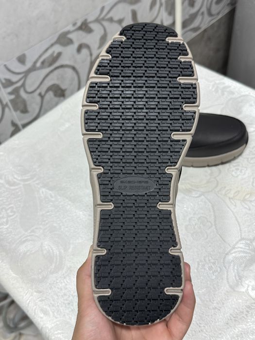 Срочно продается новый оригинальный Skechers