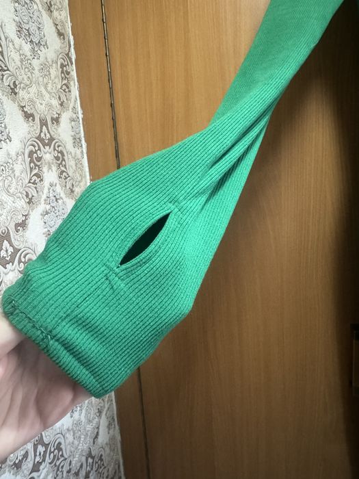 Платье с длинным разрезом по фигуре