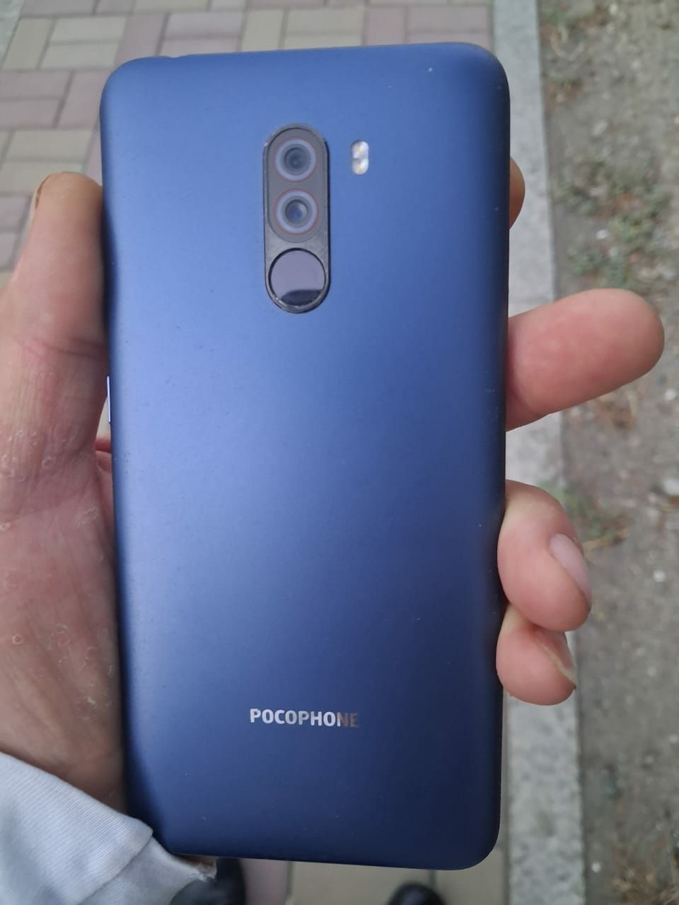 Продается телефон POCOPHONE F1