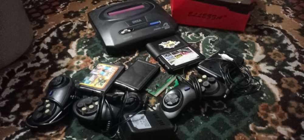 Продаю sega mega drive 2.    7 картриджей три джойстика