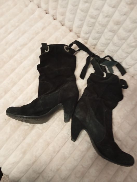 Cizme din piele întoarsā