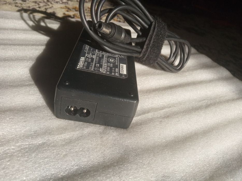 Alimentator Toshiba 15V-5A,19V- 6,3 A - 100-240V
