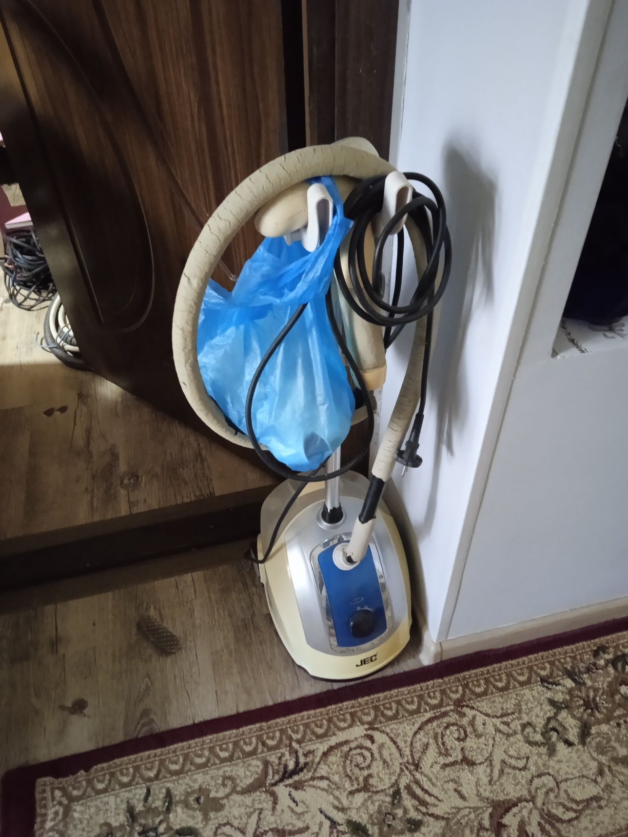 Паровой утюг для выглаживания костюмов,платья.