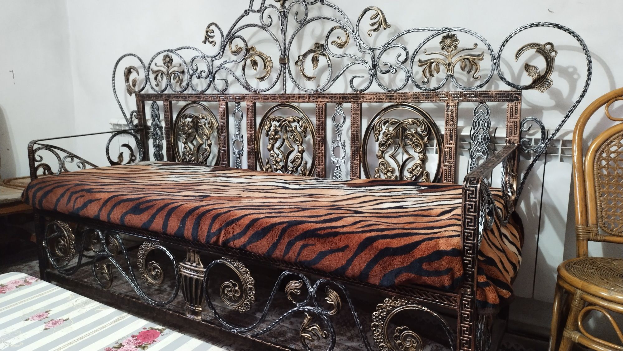 Кованый диван полностью сделанный из иранской ковки