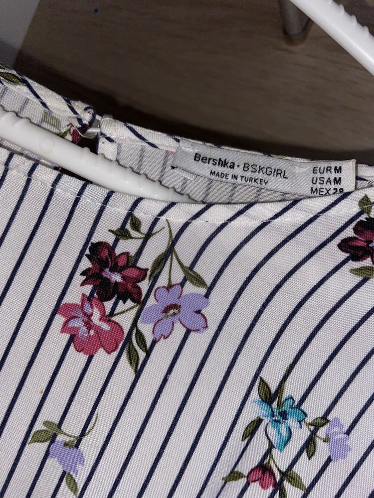 Bluză cu dungi și motive florale Bershka