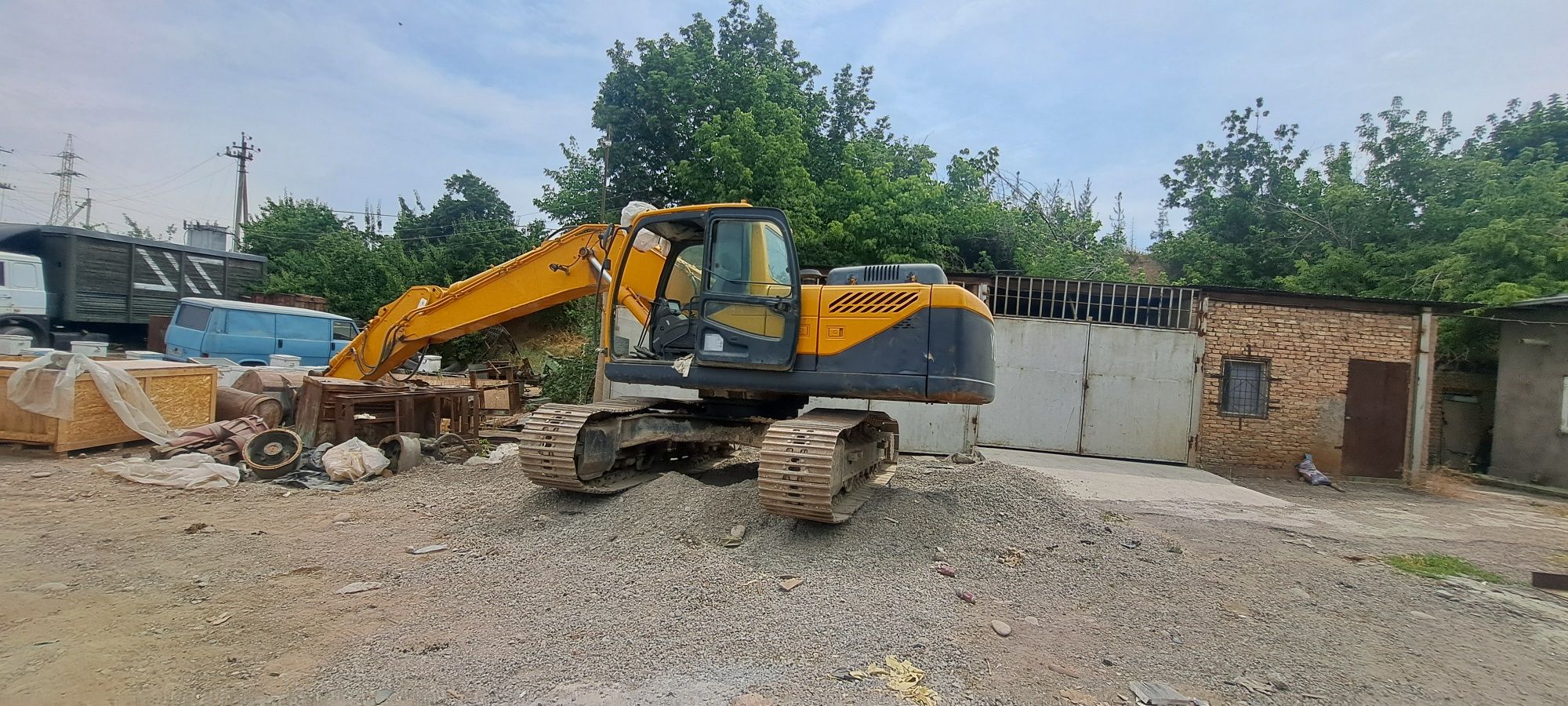 Сотилади гусеничный экскаватор Hyundai 220