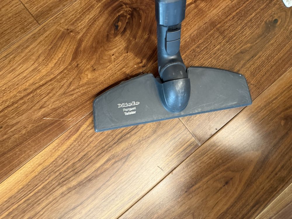 Прахоасмукачка Miele Blizzard CX1 ползвана около 1 г