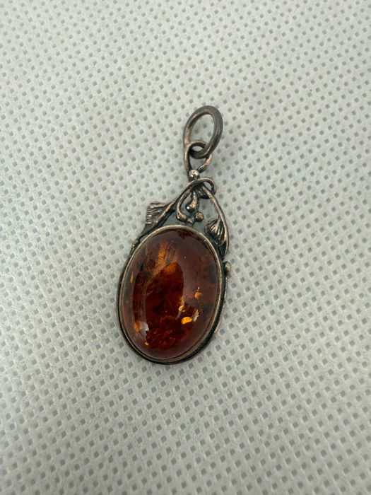 Сребърна висулка с кехлибар. №7535