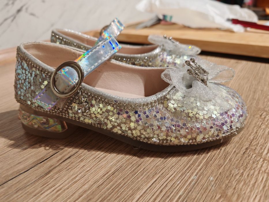 Официални сребърни обувки за момиче на токче31 номер