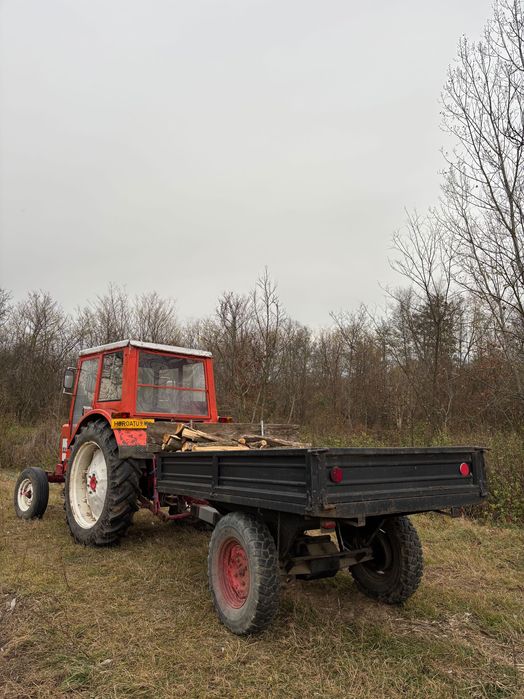 Tractor cu remorcă si plug