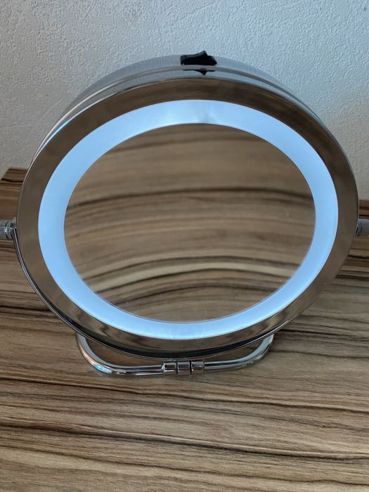 Продается зеркало новое с увеличение в 5 раз с подцветкой