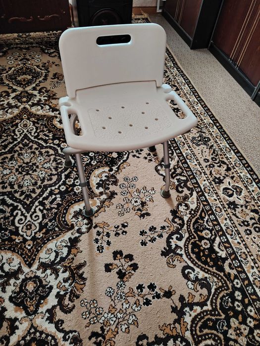 Стульчик для купания пожилого человека  или  инвалида