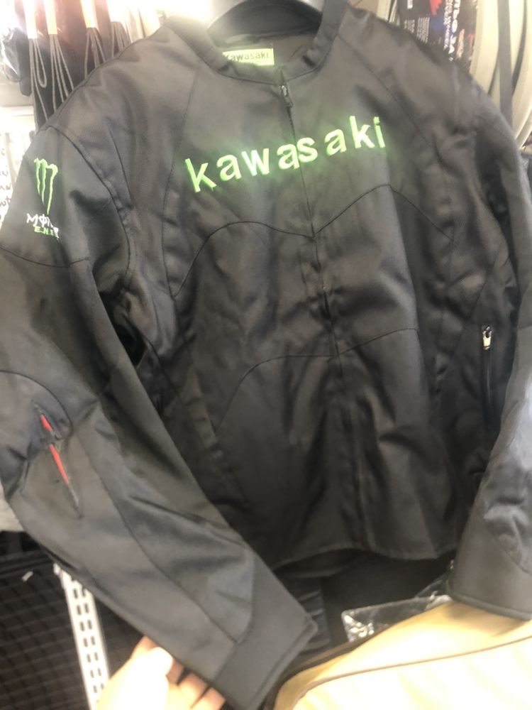 Яке Kawasaki със протектори черно