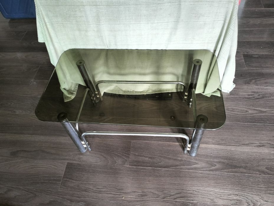 Masa din sticla cu cadru metalic