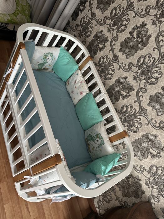 Детская кровать с 2 матрасами и бортиками