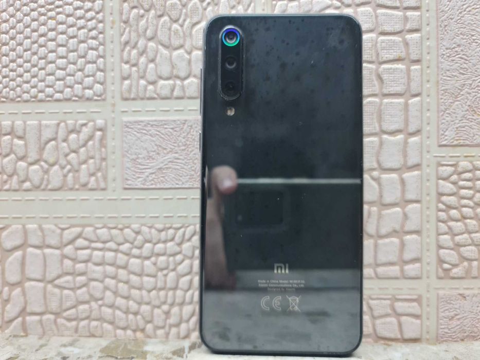 Продам телефон MI 9SE ФЛАГМАН 128/6 gb