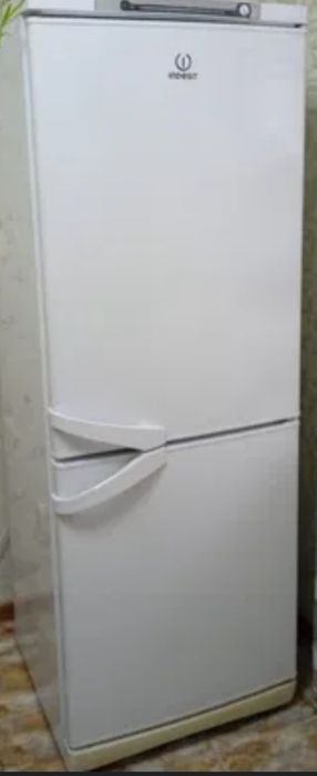 Холодильник на запчасти.