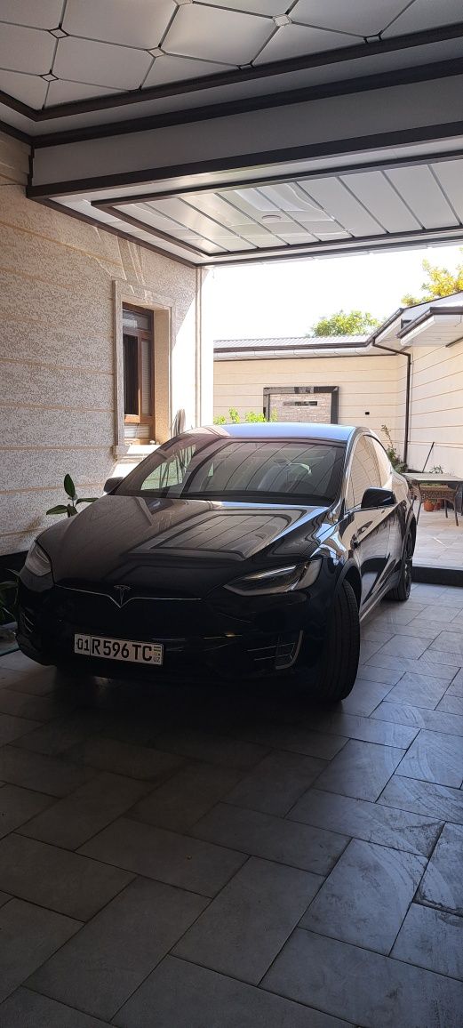 Tesla model X Qora.