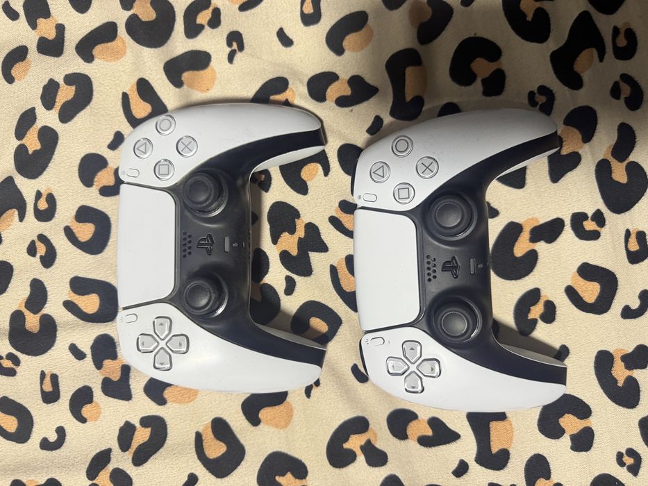 Vand 2 controllere de ps5 300 LEI