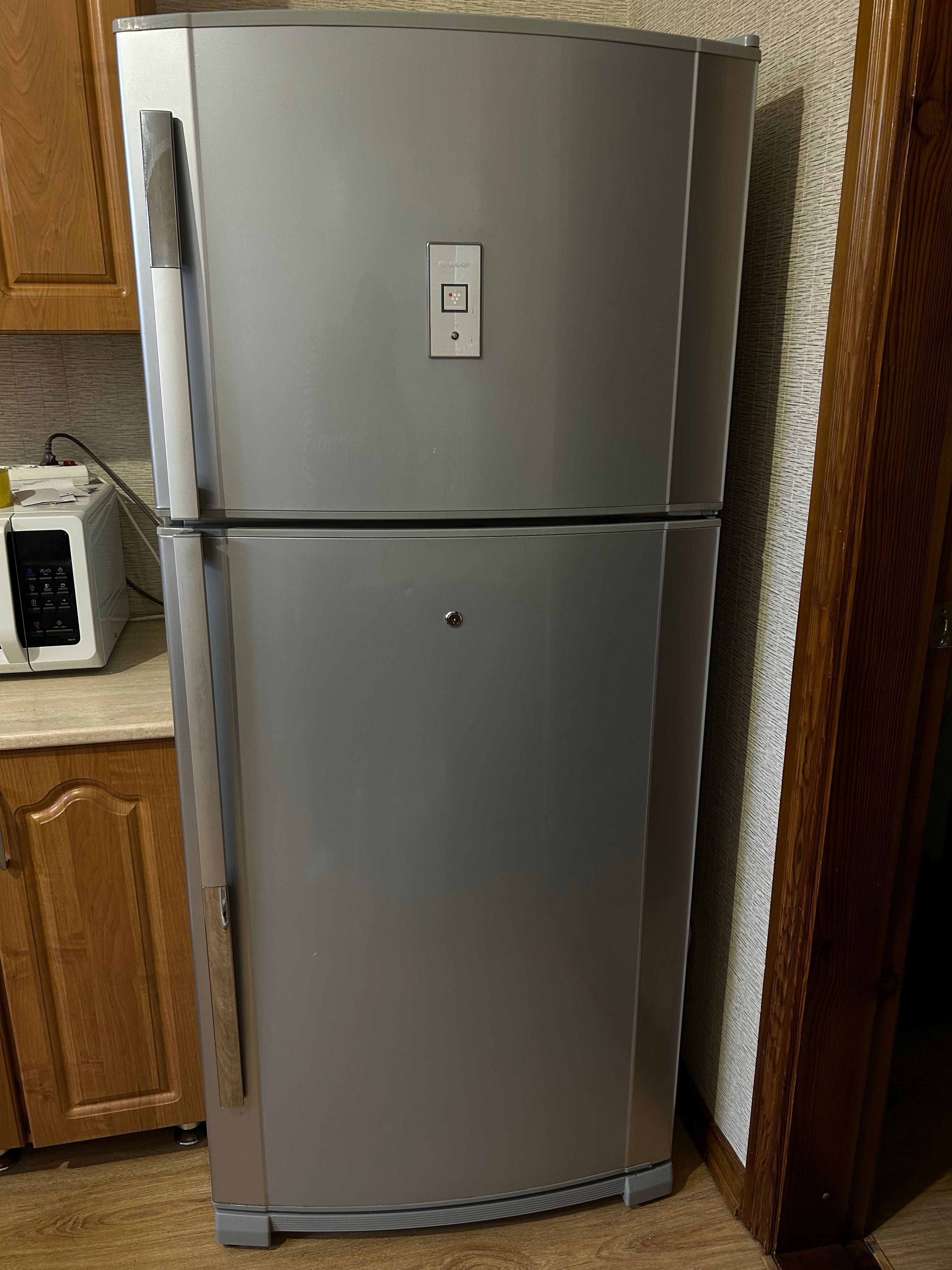 Холодильник большой Шарп серебристый