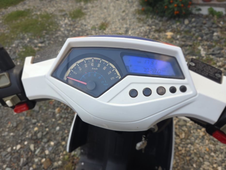Vând scuter 49 cmc