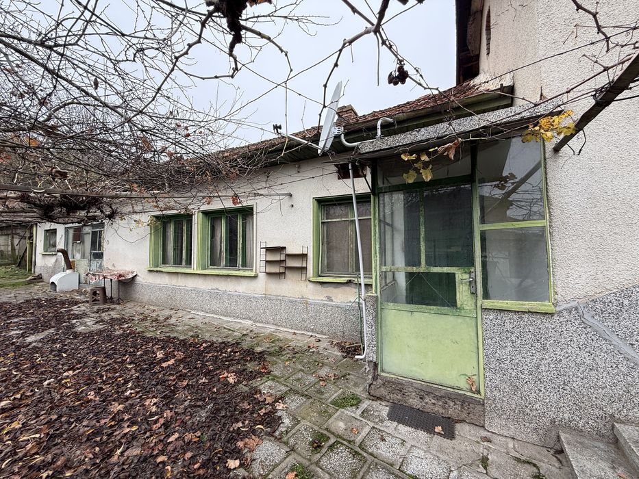 Къща с гараж равен и голям Двор!