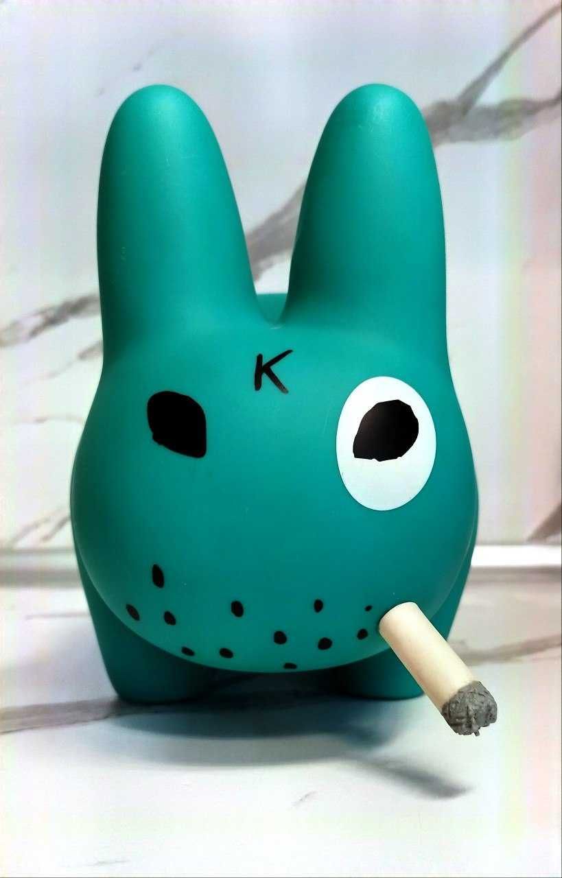 Оригинален Kid Robot Smoking Labbit