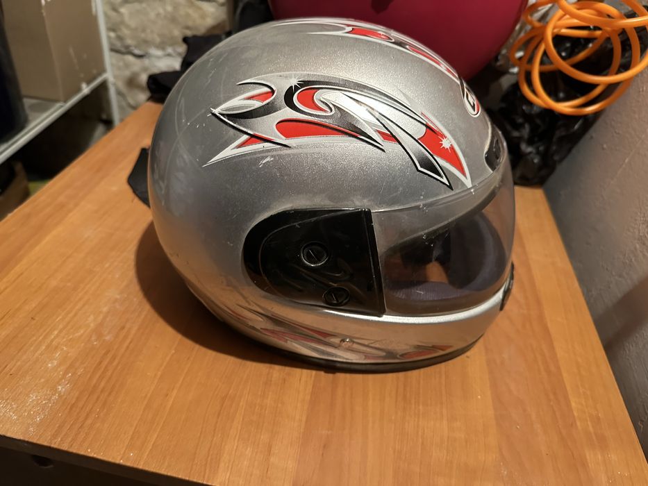 Продавам каска CNHF размер L