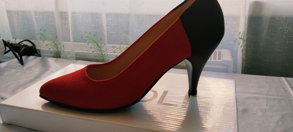 Женские туфли , кроваво-красные