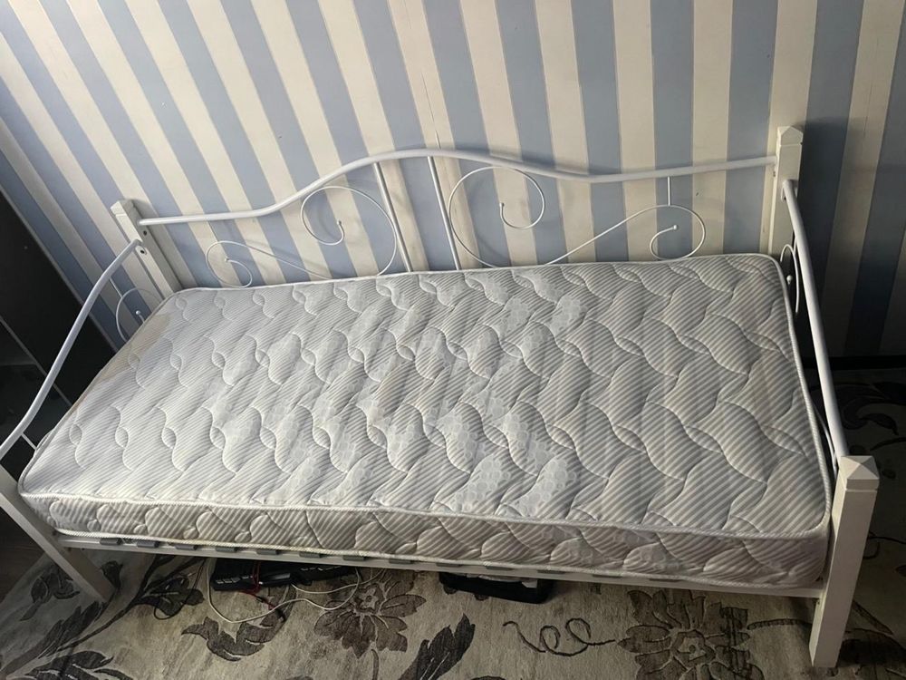 Продам кровать с матрасом