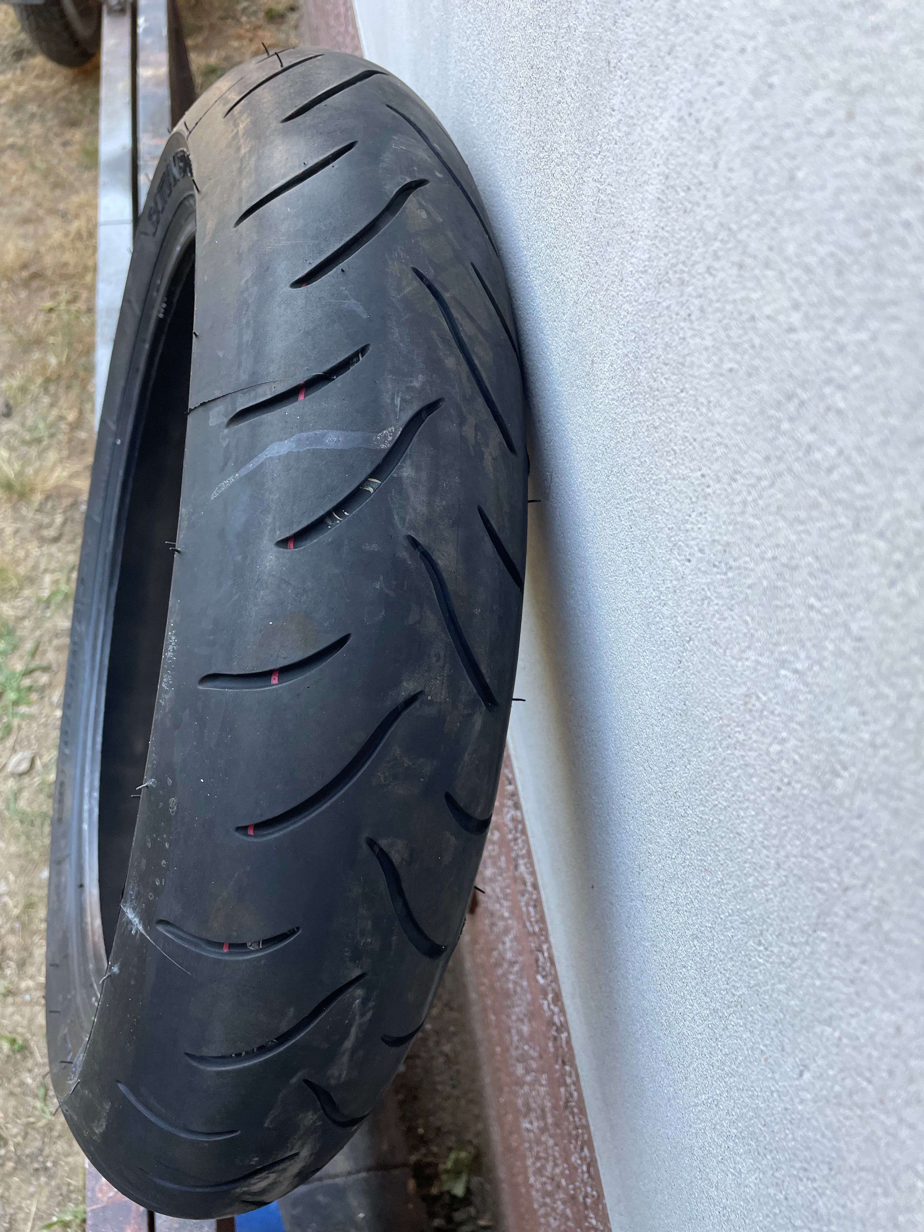 Пистова предна гума Bridgestone 130/70 R16 ДОТ 23