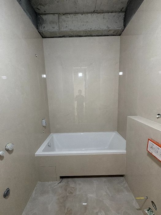 Выполняю работы с кафелем