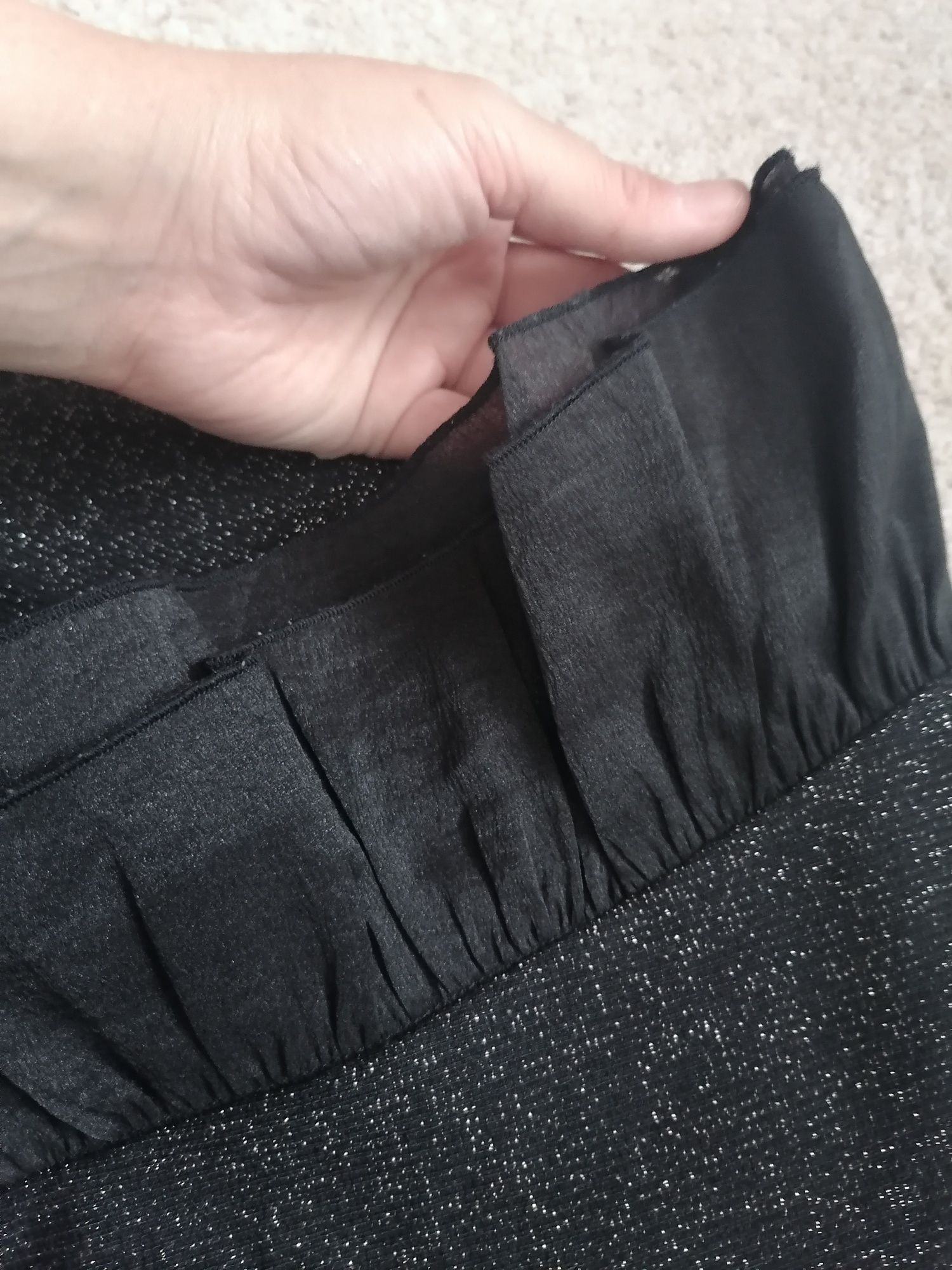 Bluza fetite Zara, neagra cu inserții argintii, volanase negre, 11 ani