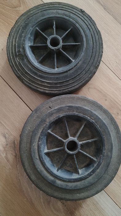 Vând 2 roți pentru pubelă, tomberon de gunoi.