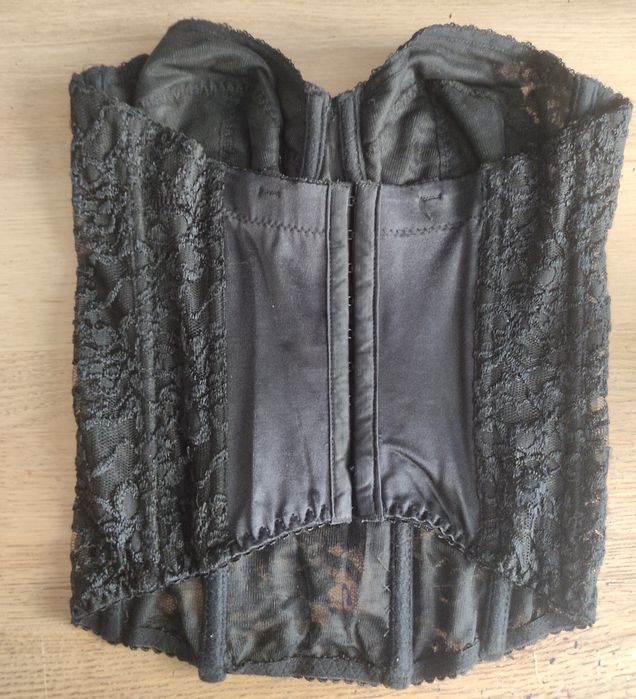 Черен дантелен корсет