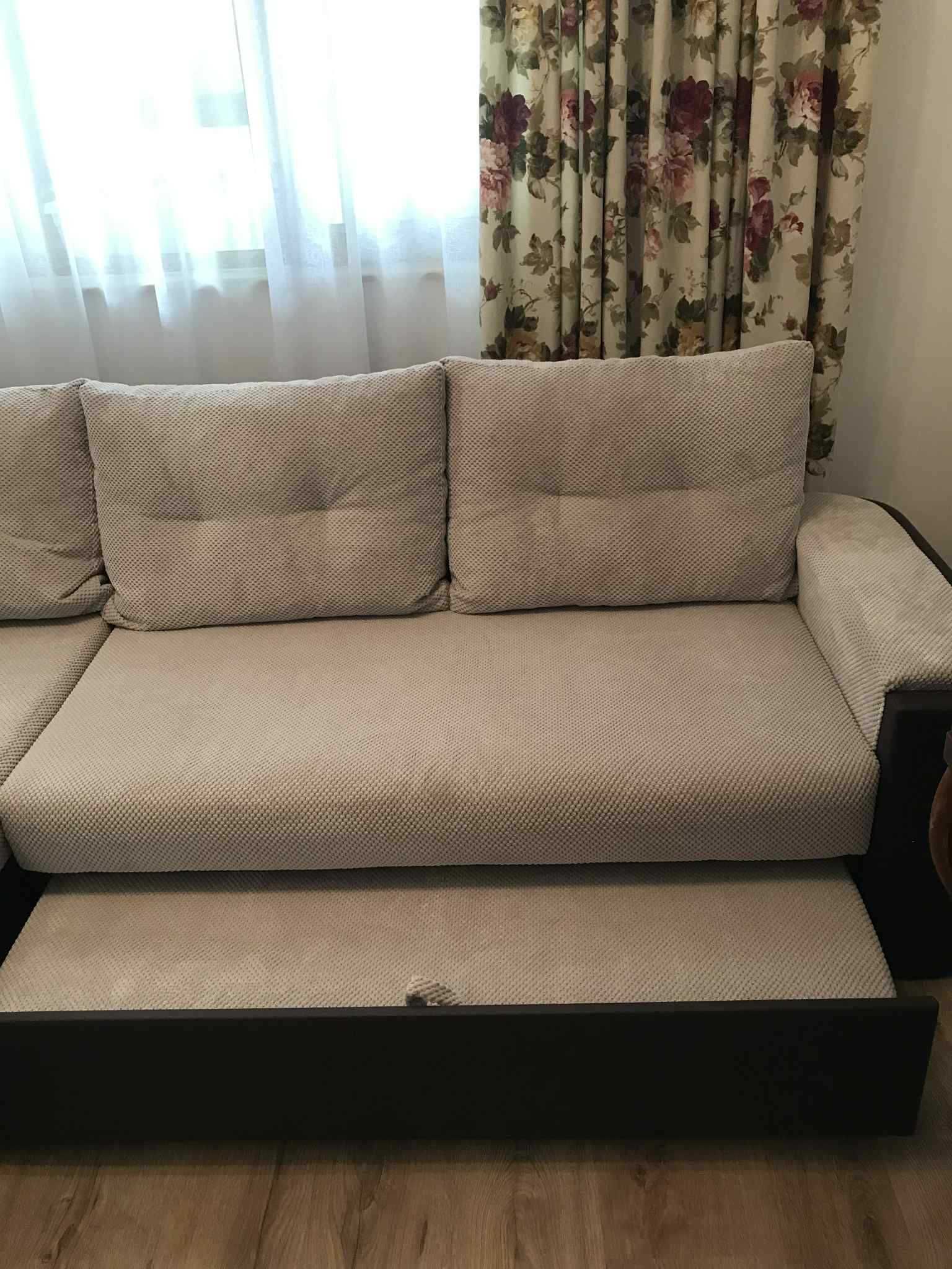 Продавам диван бежов, с кафяво, нов