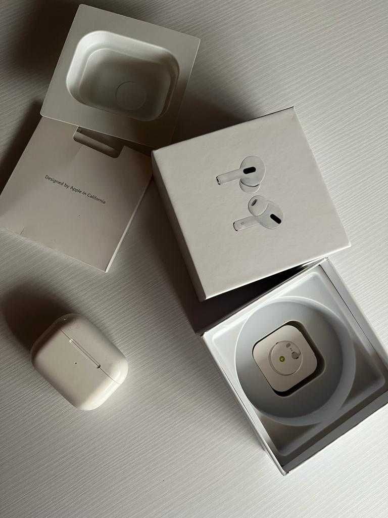 Carcasa Airpods Pro + Casca Stanga Airpods Pro (impreuna sau separat)