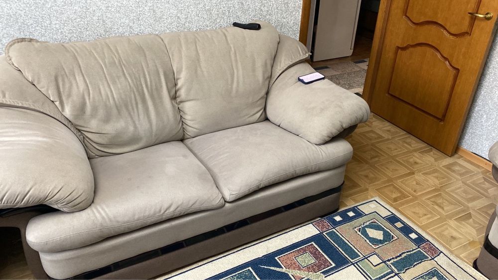 Продам 2 дивана и кресло