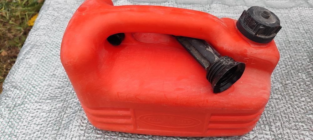 Канистры с воронкой. Новые