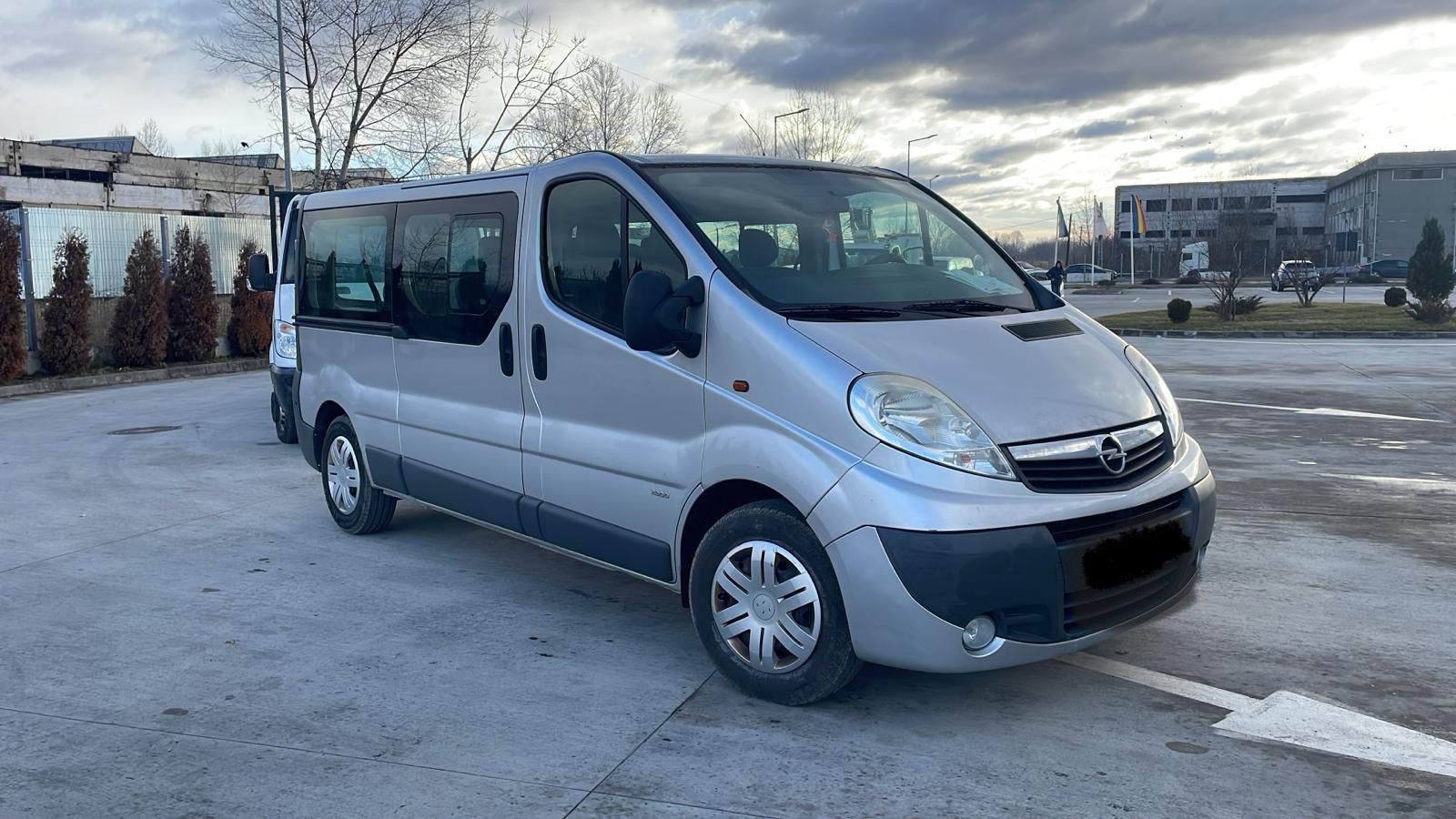 Vînd Opel Vivaro 8+1 Pasul Lung 2009