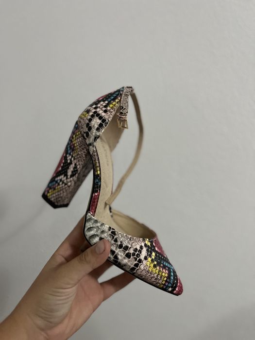 Vand sandale marimea 37