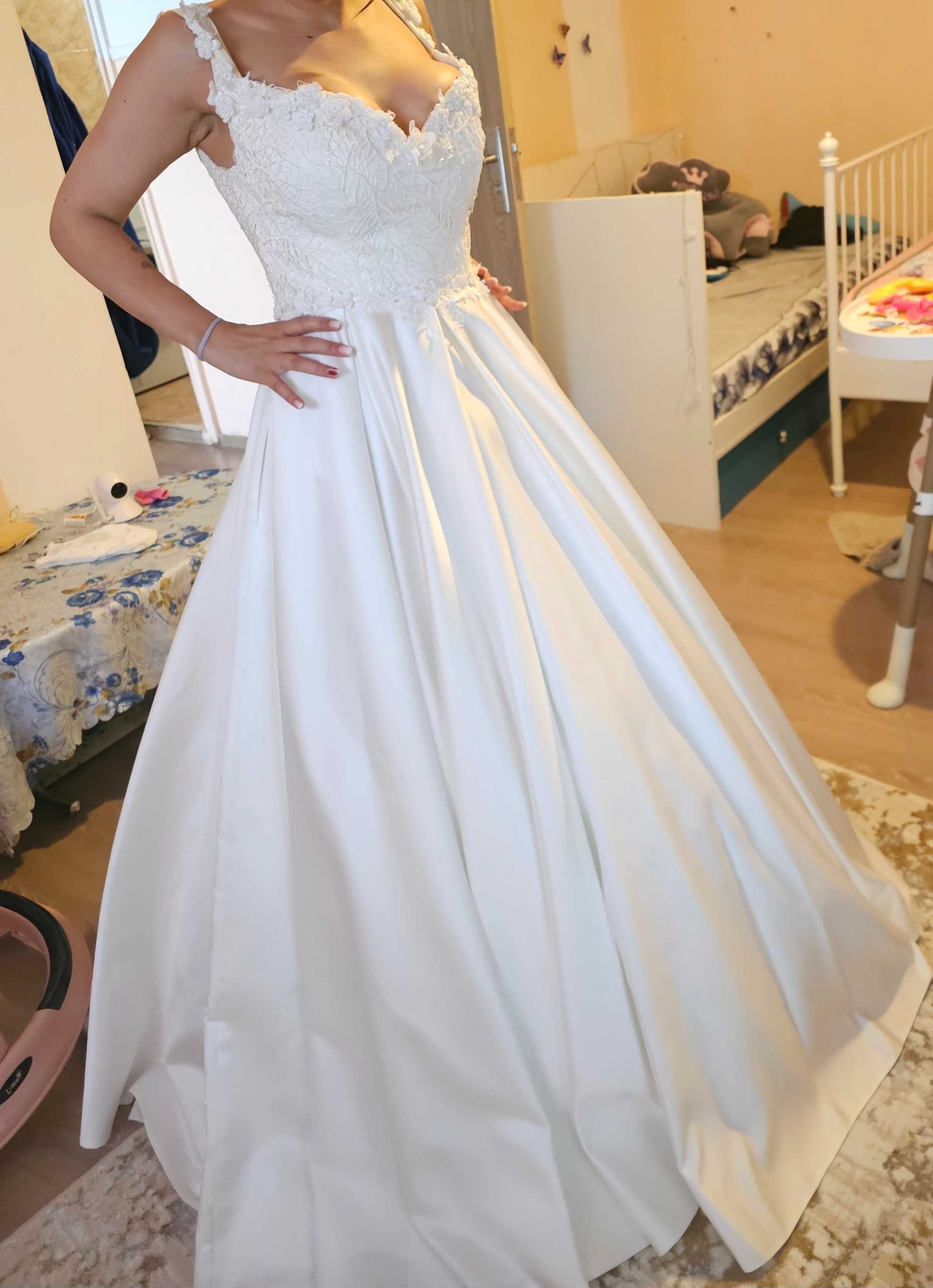 Vand rochie de mireasa!