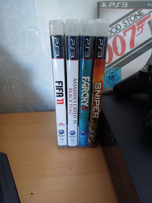 PlayStation 3 Slim + 2 джойстика + игри