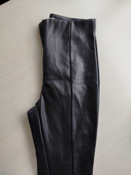 Черен панталон тип клин от изкуствена кожа Reserved