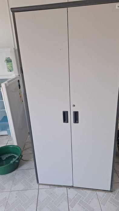 Продам Шкаф и Железный шкаф сейф б/у в хорошем состоянии