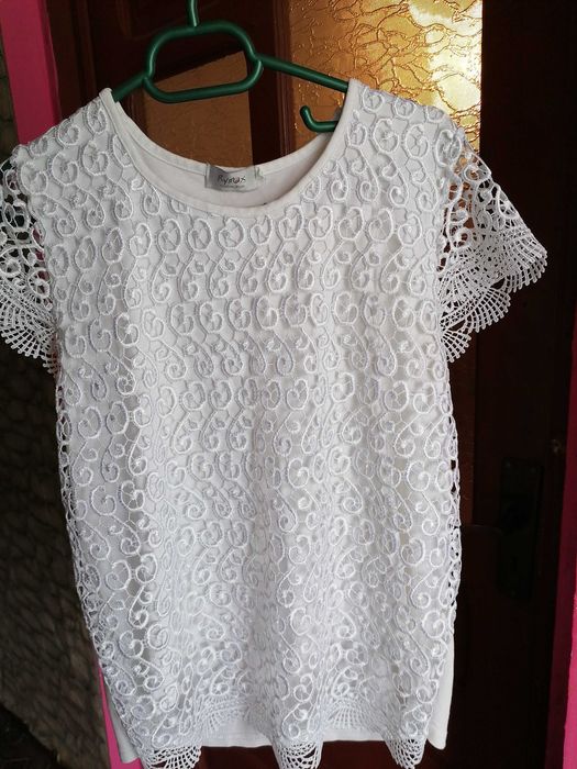 Vând tricou alb cu modele