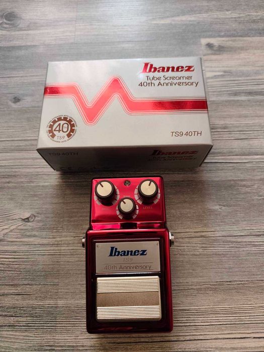 Много запазени китарни ефекти с оригиналните кутии!